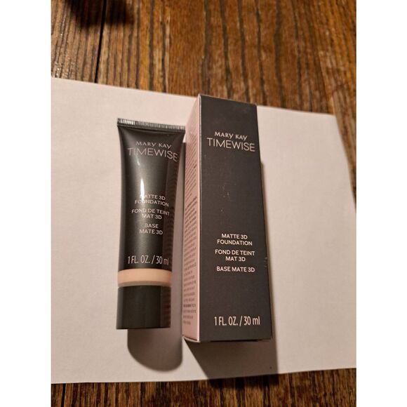 Mary Kay TimeWise Matte 3D Foundation Ivory C10 New in Box - Picture 1 of 3